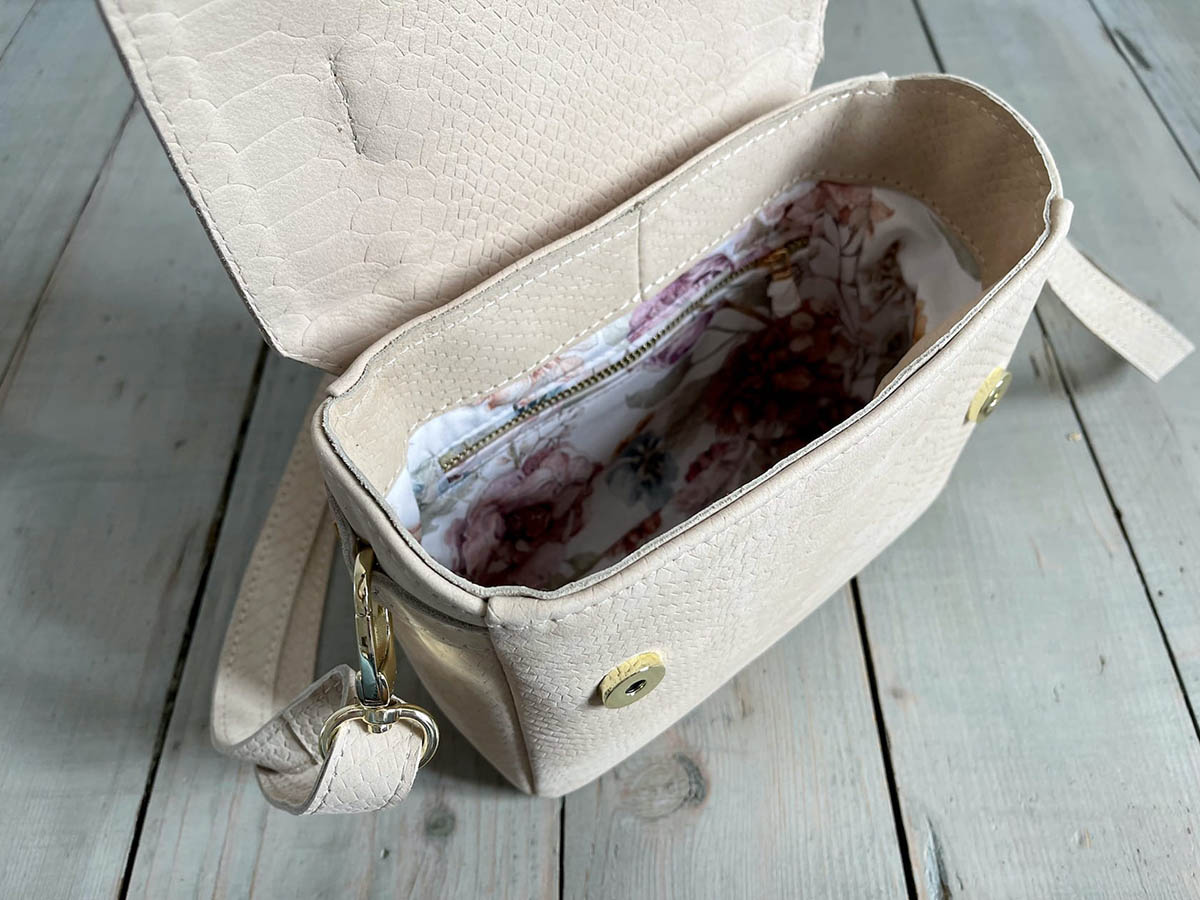 Small cream leather handbags store